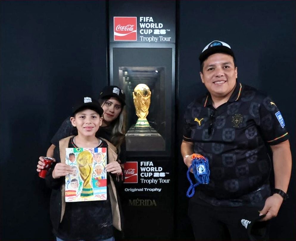 Reinier Coral con una red de portería de Grupo RC junto al trofeo original de la Copa del Mundo en Mérida