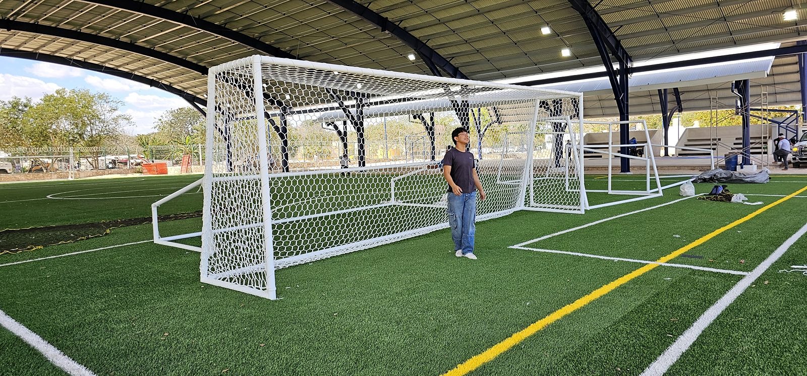 Portería de fútbol 7 con red romboidal blanca instalada en la cancha techada de la Unidad Deportiva del Sur Henry Martín en Mérida