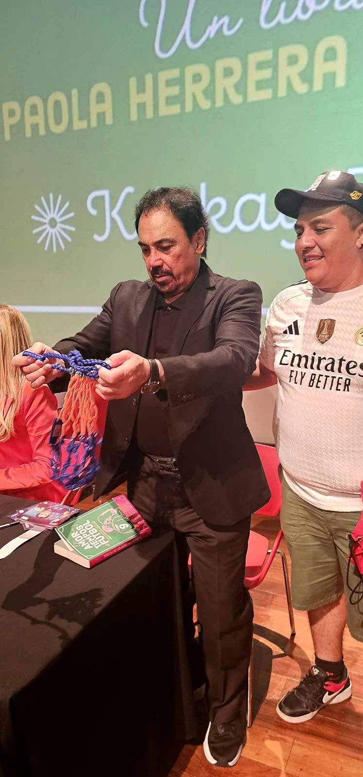Hugo Sánchez extiende la bolsa balonera tejida por Grupo RC