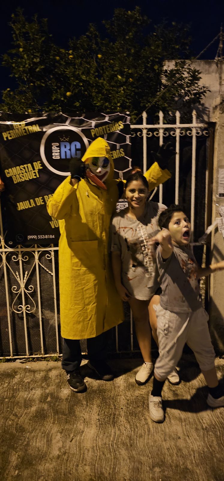 Personaje de impermeable amarillo asusta a niños en la Parada de Dulces RC
