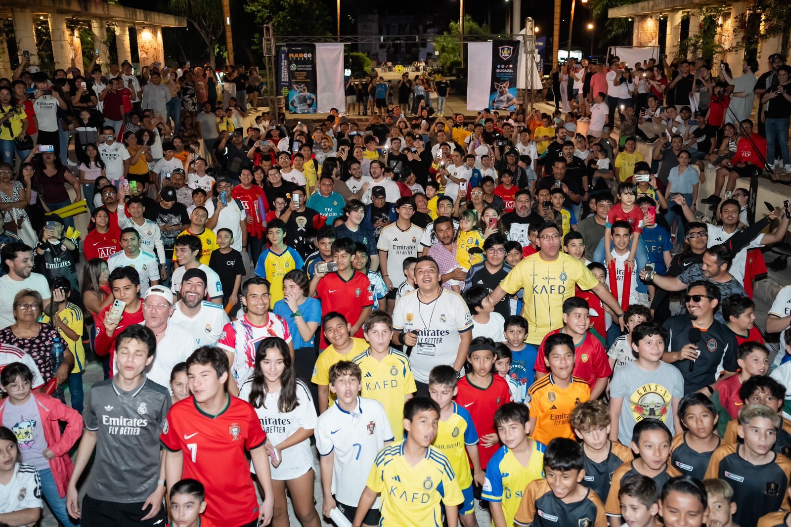 Cientos de aficionados con jerseys de Cristiano Ronaldo celebran el Siuu Masivo 2025 en el Parque de las Américas de Mérida