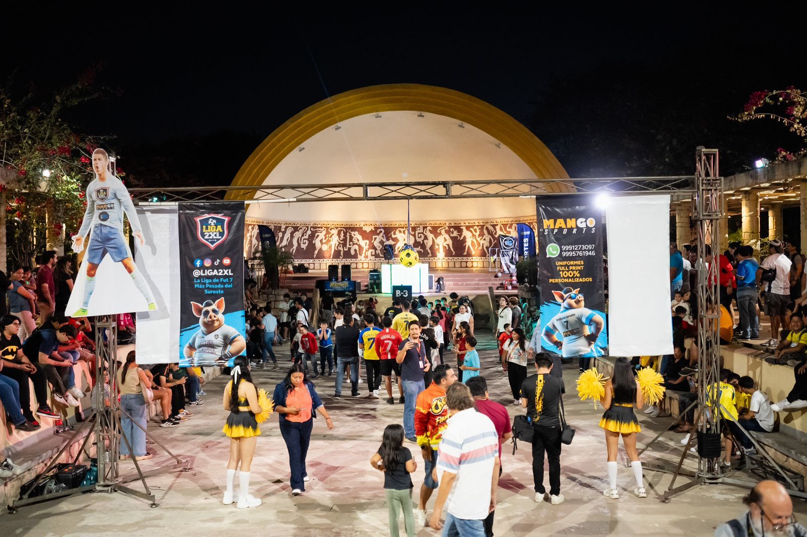 Vista nocturna del Siuu Masivo en Mérida con escenario, porterías aéreas y público