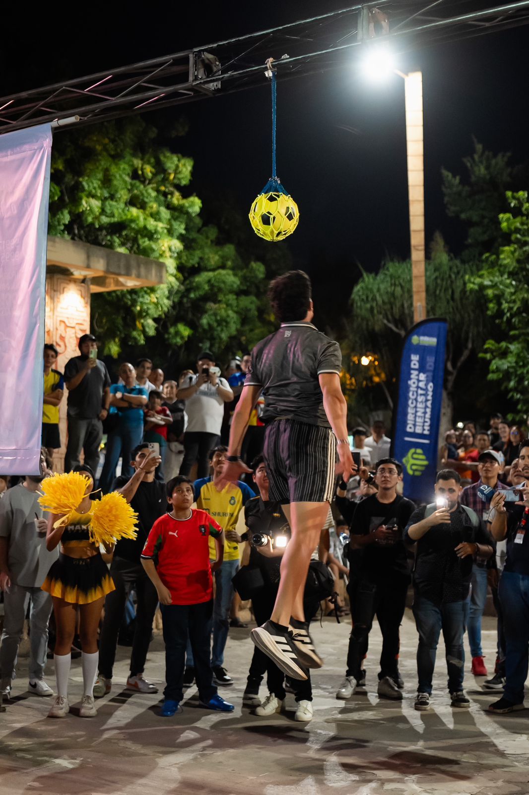 El Salto del Bicho: un participante salta para cabecear el balón colgado en una bolsa balonera de Grupo RC
