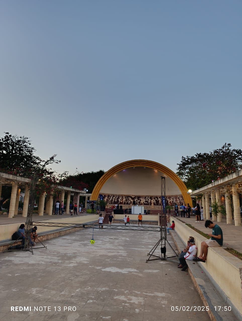 Concha acústica del Parque de las Américas al atardecer, horas antes del Siuu Masivo 2025