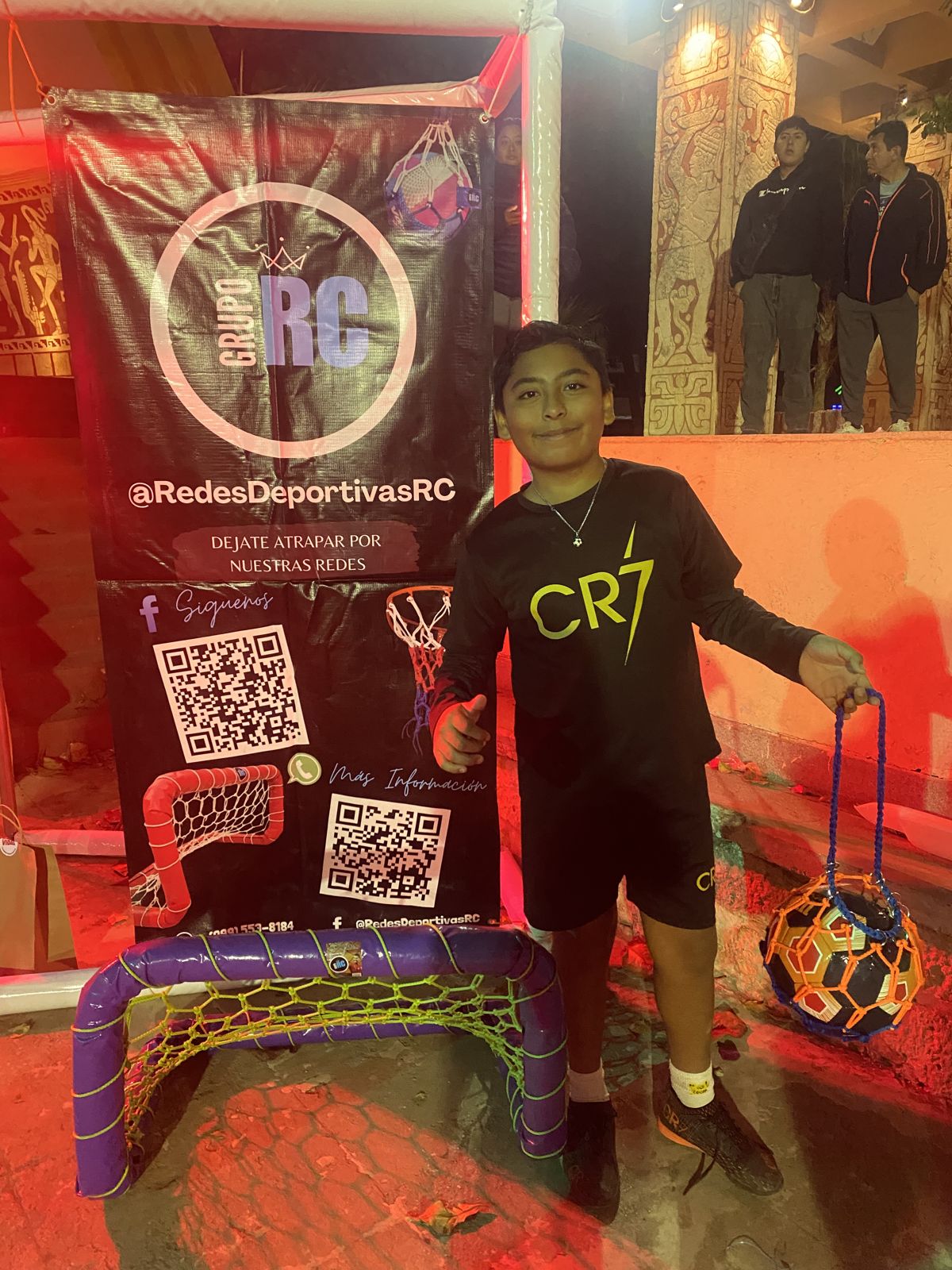 Niño con playera CR7 y su bolsa balonera junto a la mini portería RC