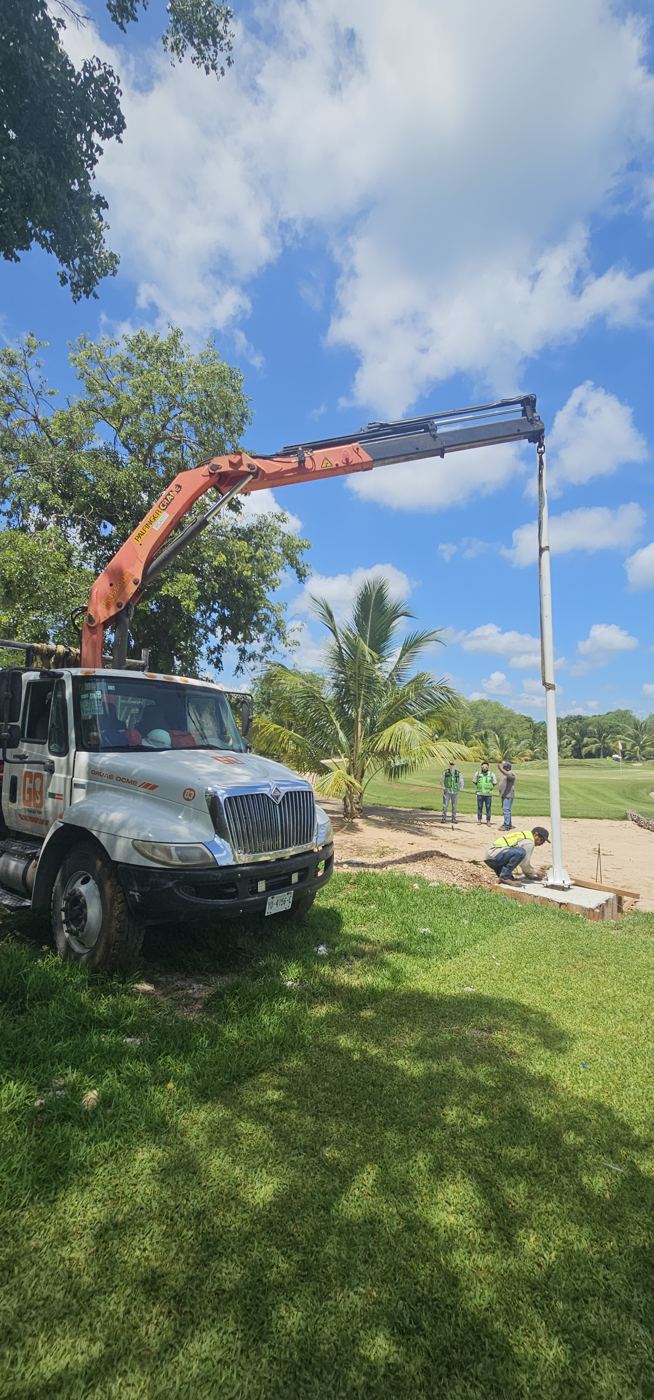 Base de concreto con anclaje del poste de una red de contención de golf en obra