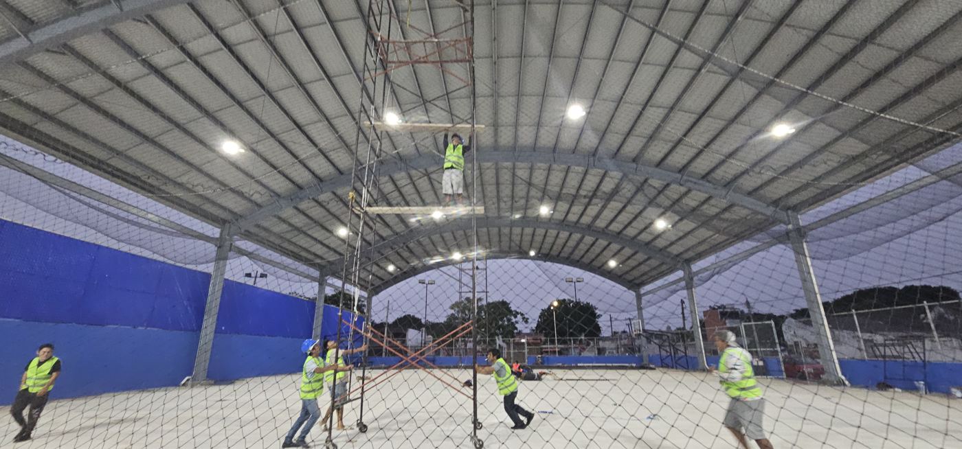 Andamio armado bajo un domo deportivo para instalar una red