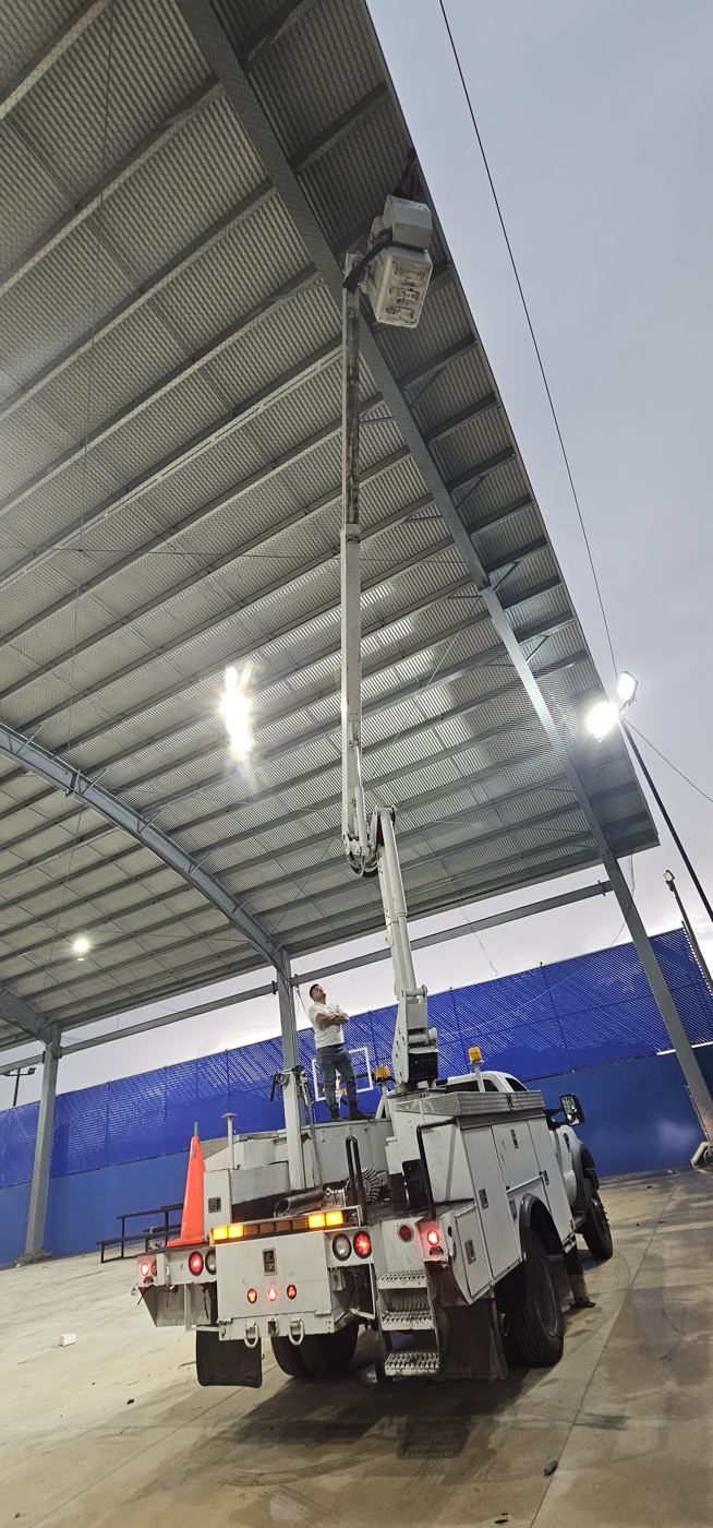 Camión canastilla para instalar red antipalomas bajo el techo de un domo