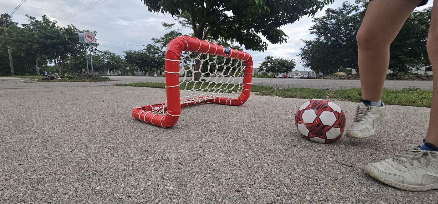 Mini portería de fútbol forrada en rojo para entrenamiento