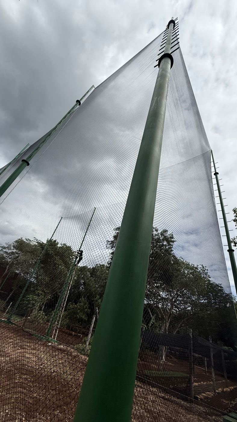 Poste verde y red de contención para golf del Hotel Chablé vistos desde el suelo