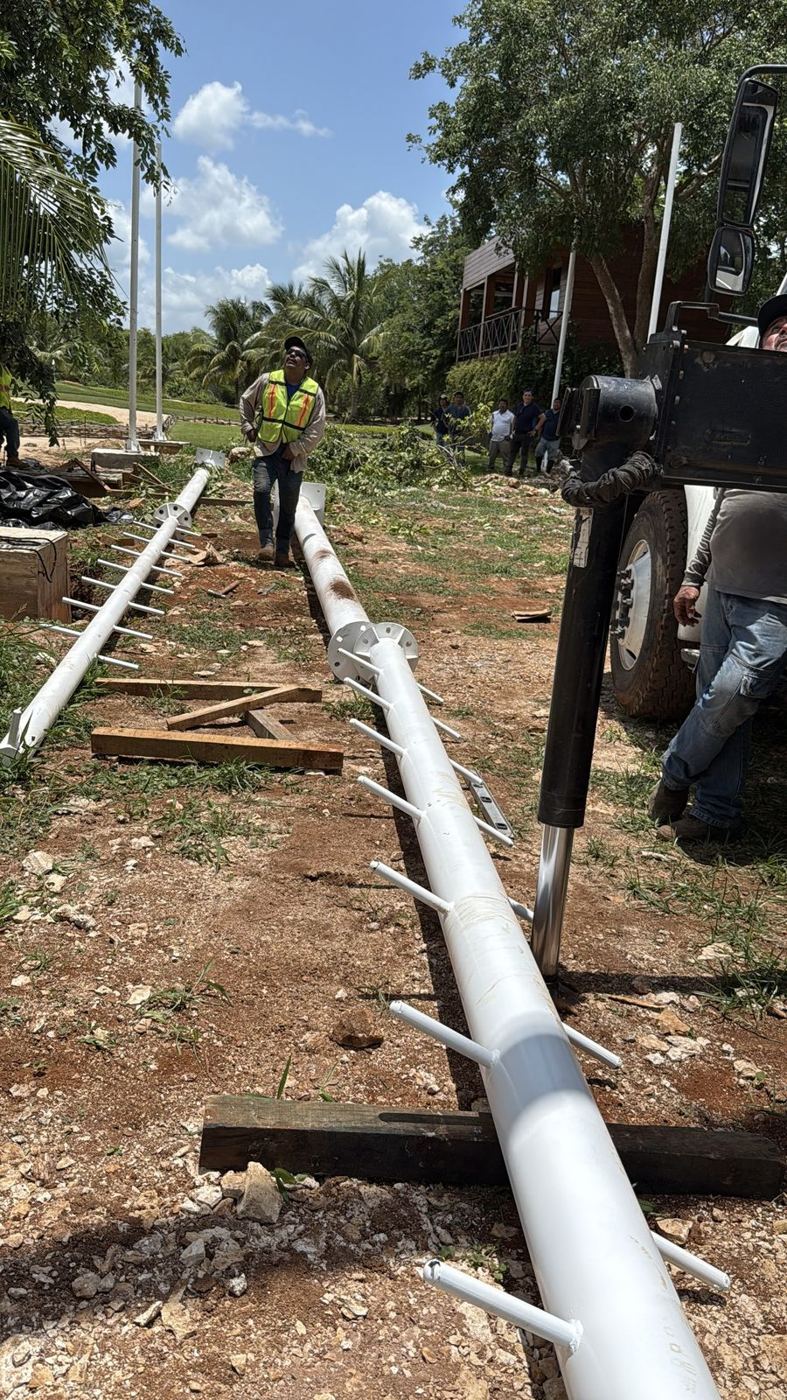 Postes listos para izarse antes de instalar una red perimetral