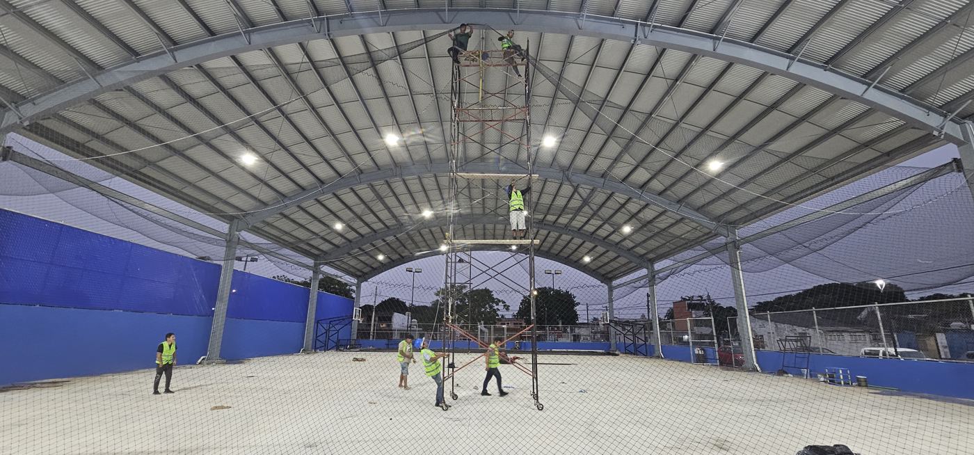 Red antipalomas negra instalada bajo el techo de un domo de cancha multiusos