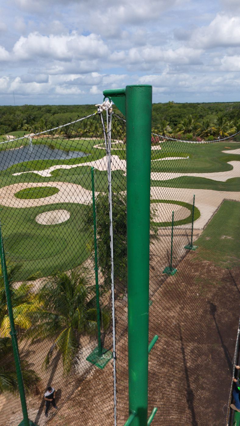 Poste verde con red de contención de golf en Hotel Chablé, vista desde dron