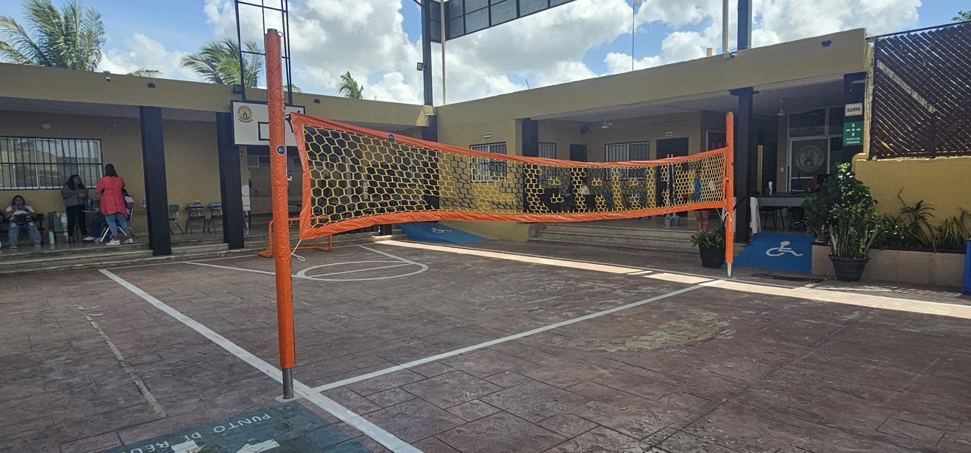 Red de voleibol personalizada con el nombre de un colegio tejido en la red
